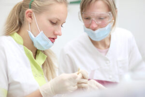 FastNewSmile Offers Dental Implant Surgery